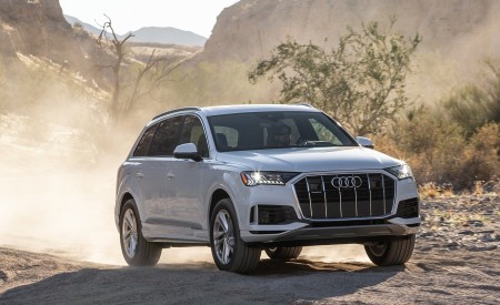 2020 Audi Q7 (US-Spec) Front Three-Quarter Wallpapers 450x275 (13)