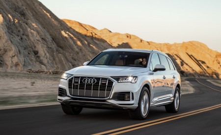 2020 Audi Q7 (US-Spec) Front Three-Quarter Wallpapers 450x275 (3)