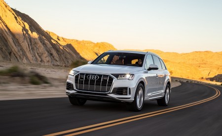 2020 Audi Q7 (US-Spec) Front Three-Quarter Wallpapers 450x275 (4)