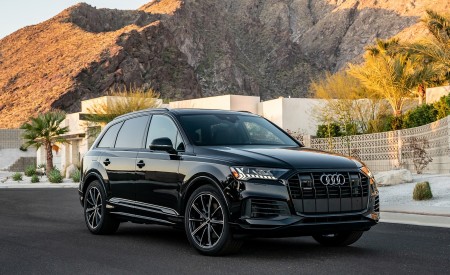 2020 Audi Q7 (US-Spec) Front Three-Quarter Wallpapers 450x275 (43)