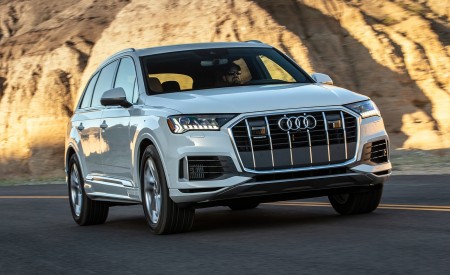 2020 Audi Q7 (US-Spec) Front Three-Quarter Wallpapers 450x275 (5)