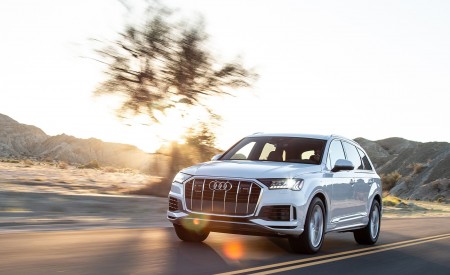 2020 Audi Q7 (US-Spec) Front Three-Quarter Wallpapers 450x275 (6)