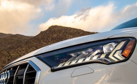 2020 Audi Q7 (US-Spec) Headlight Wallpapers 450x275 (25)