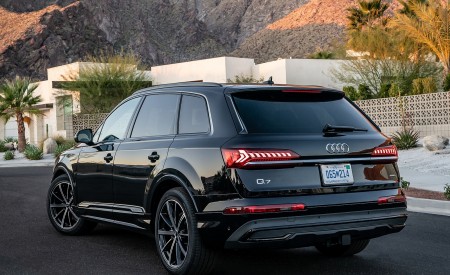 2020 Audi Q7 (US-Spec) Rear Three-Quarter Wallpapers 450x275 (44)