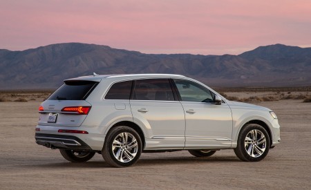 2020 Audi Q7 (US-Spec) Rear Three-Quarter Wallpapers  450x275 (17)