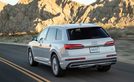 2020 Audi Q7 (US-Spec) Rear Three-Quarter Wallpapers 450x275 (9)