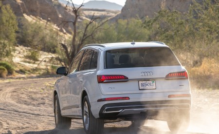 2020 Audi Q7 (US-Spec) Rear Three-Quarter Wallpapers 450x275 (18)