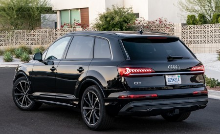 2020 Audi Q7 (US-Spec) Rear Three-Quarter Wallpapers 450x275 (45)