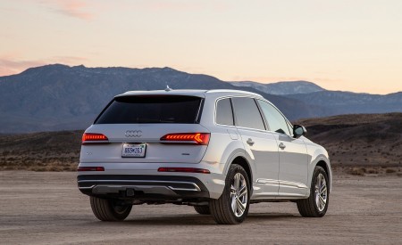 2020 Audi Q7 (US-Spec) Rear Three-Quarter Wallpapers 450x275 (19)