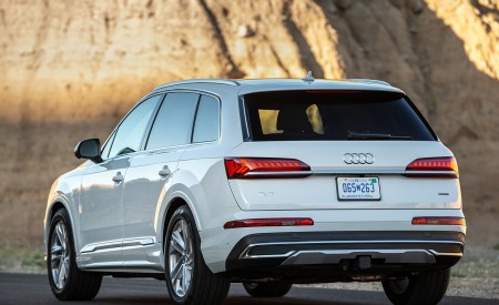 2020 Audi Q7 (US-Spec) Rear Three-Quarter Wallpapers 450x275 (10)