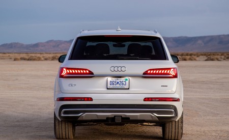 2020 Audi Q7 (US-Spec) Rear Wallpapers 450x275 (20)