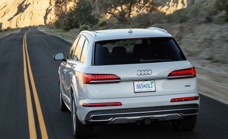 2020 Audi Q7 (US-Spec) Rear Wallpapers 450x275 (11)