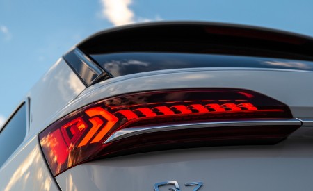 2020 Audi Q7 (US-Spec) Tail Light Wallpapers 450x275 (24)