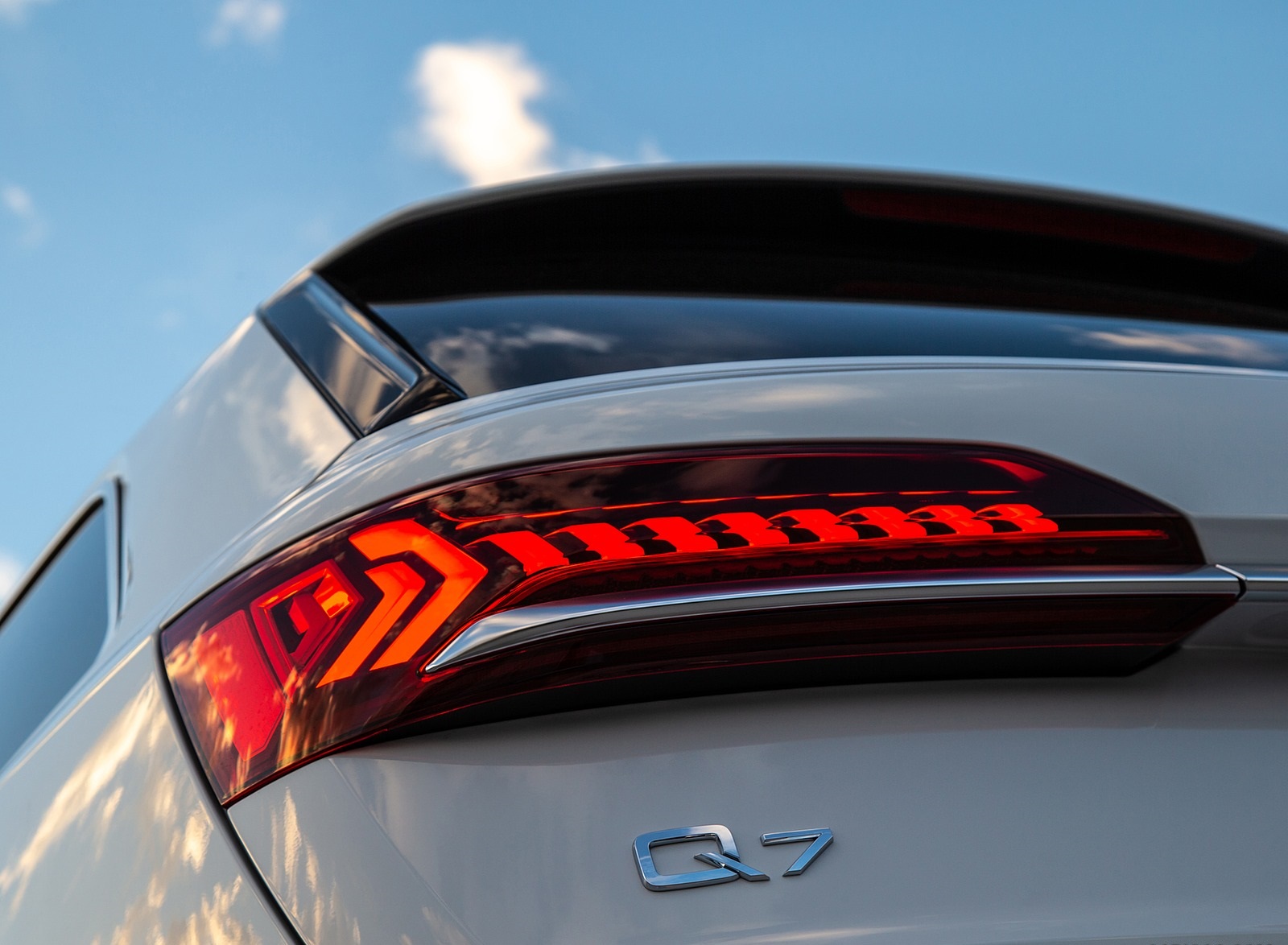 2020 Audi Q7 (US-Spec) Tail Light Wallpapers #24 of 54