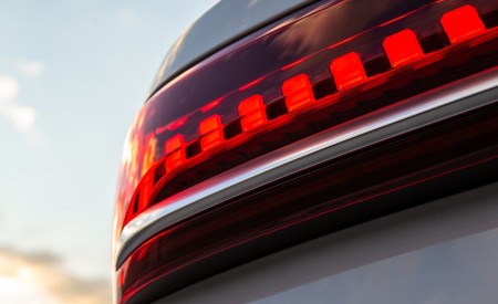 2020 Audi Q7 (US-Spec) Tail Light Wallpapers 450x275 (23)