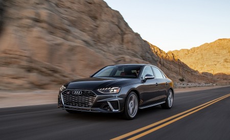 2020 Audi S4 (US-Spec) Front Three-Quarter Wallpapers 450x275 (4)