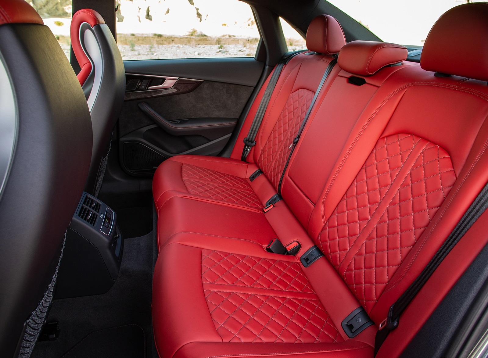 Audi s3 салон сзади