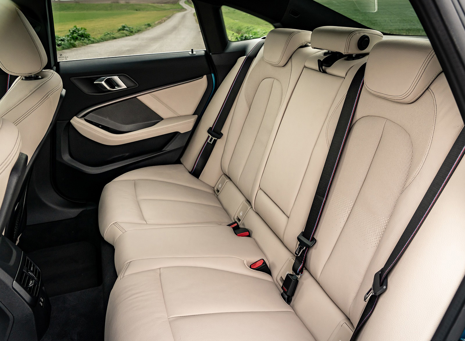 2020 BMW 2 Series 218i Gran Coupe (UK-Spec) Interior Rear Seats Wallpapers #40 of 88