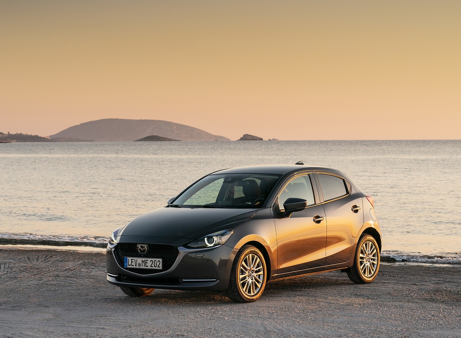 2020 Mazda2 (Color: Machine Grey) Front Three-Quarter Wallpapers #146 of 180