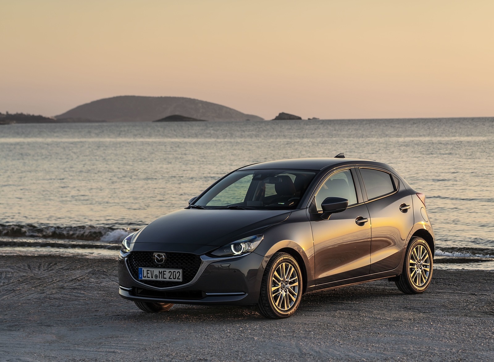 2020 Mazda2 (Color: Machine Grey) Front Three-Quarter Wallpapers #147 of 180