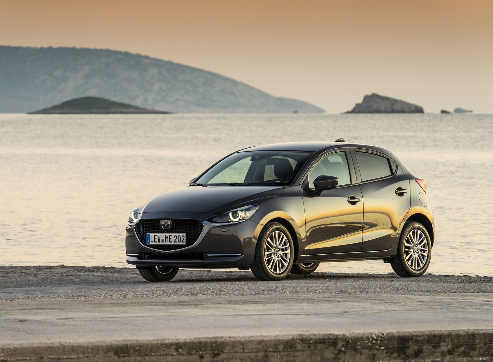 2020 Mazda2 (Color: Machine Grey) Front Three-Quarter Wallpapers #149 of 180