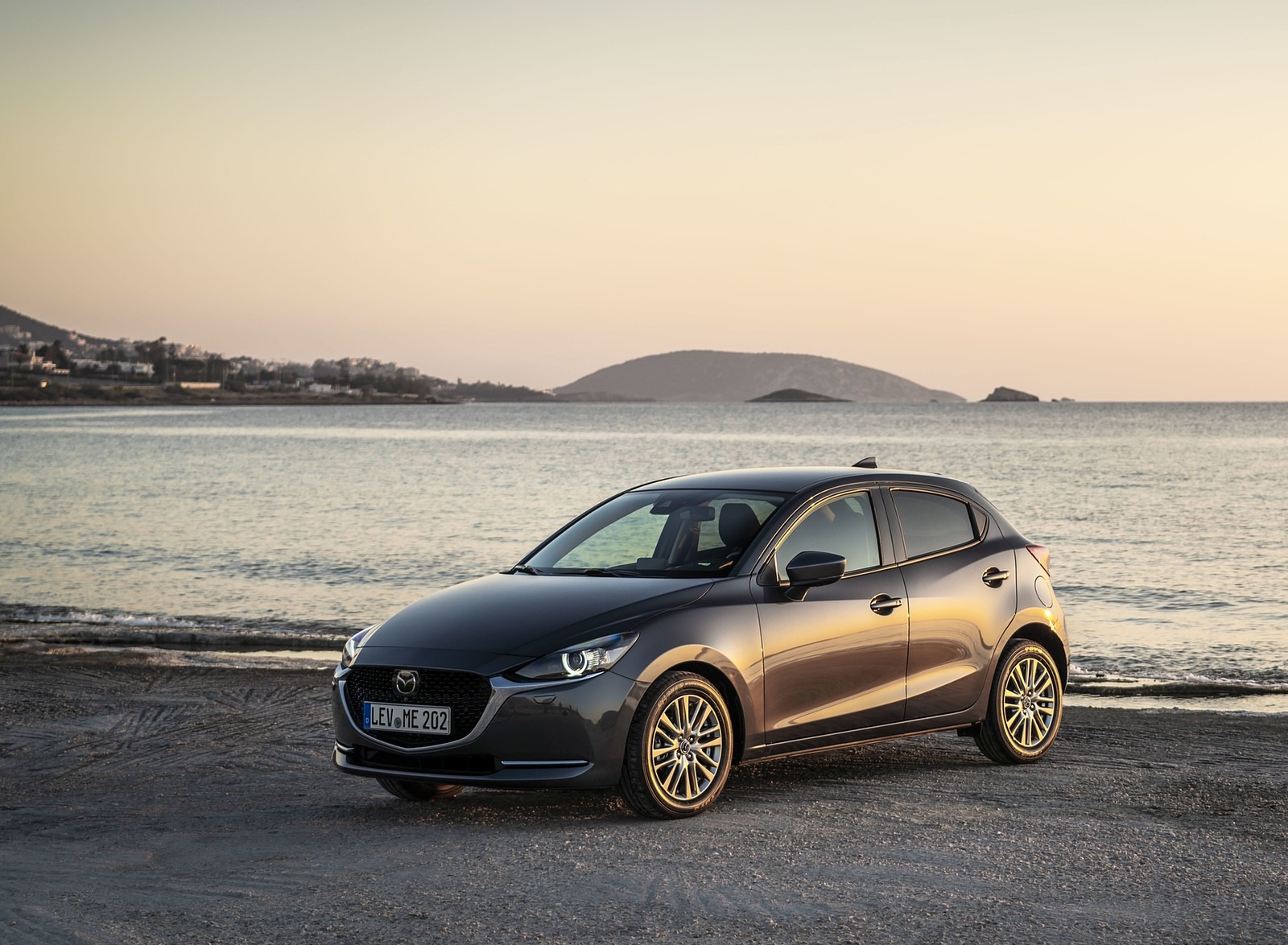 2020 Mazda2 (Color: Machine Grey) Front Three-Quarter Wallpapers #151 of 180