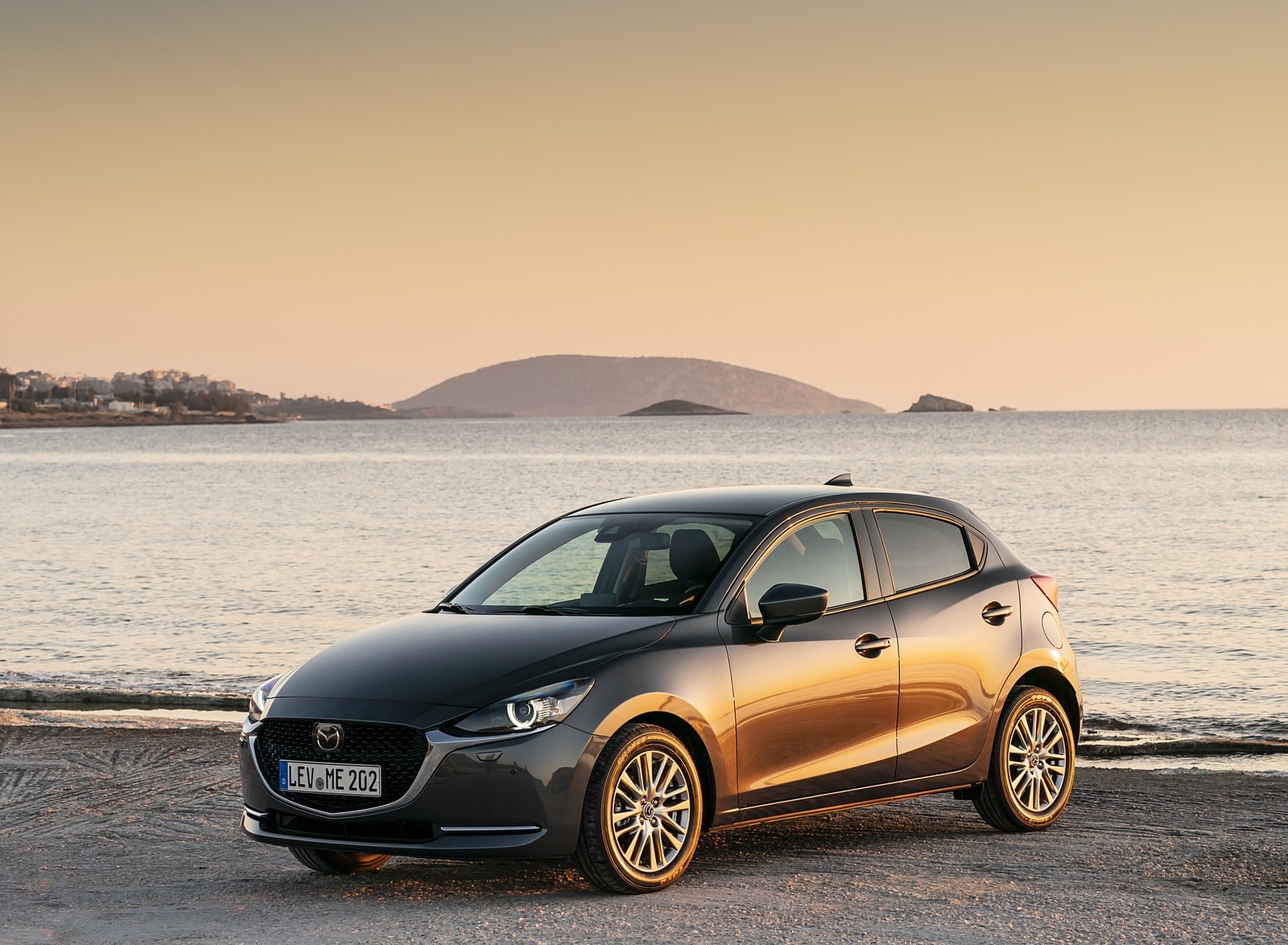 2020 Mazda2 (Color: Machine Grey) Front Three-Quarter Wallpapers #152 of 180
