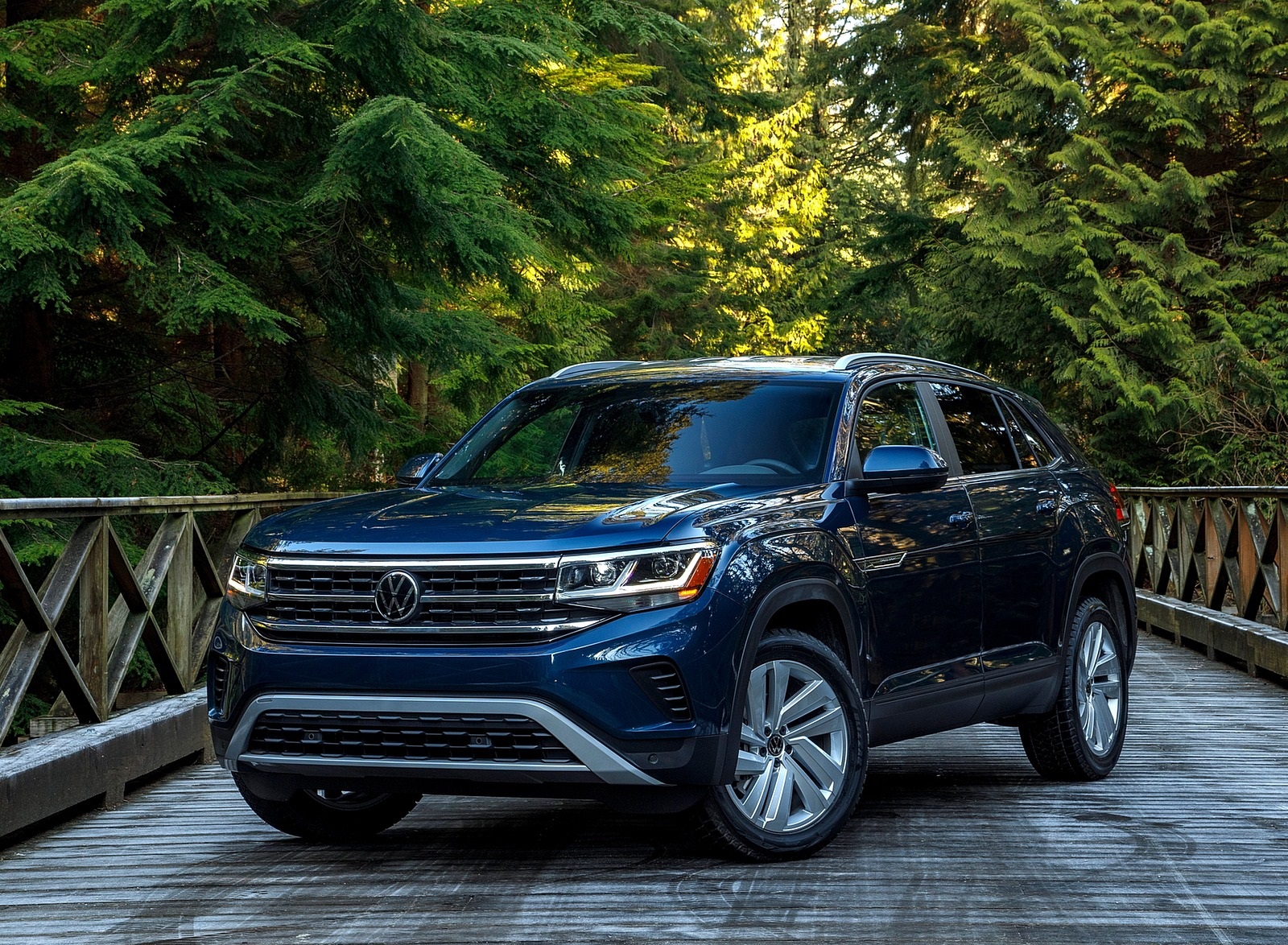 2020 Volkswagen Atlas Cross Sport SE with Technology (Color: Tourmaline Blue) Front Three-Quarter Wallpapers #7 of 24