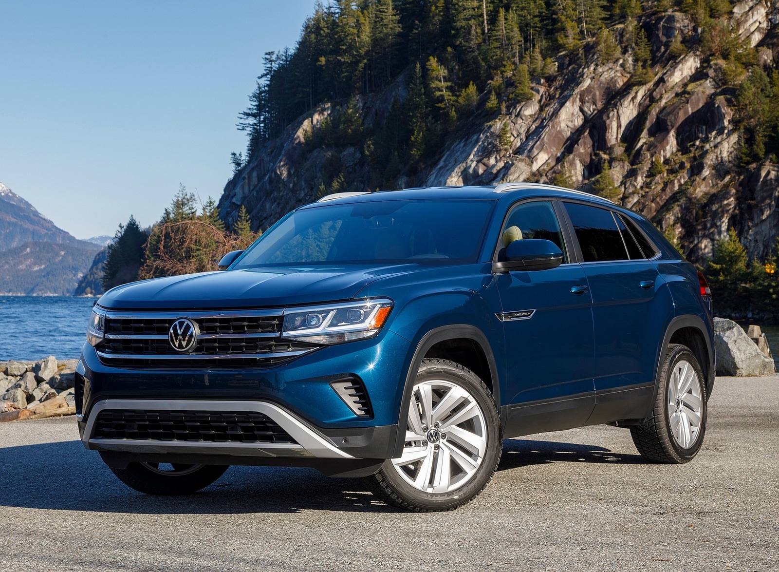 2020 Volkswagen Atlas Cross Sport SE with Technology (Color: Tourmaline Blue) Front Three-Quarter Wallpapers #8 of 24