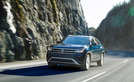 2020 Volkswagen Atlas Cross Sport SE with Technology (Color: Tourmaline Blue) Front Three-Quarter Wallpapers 450x275 (2)