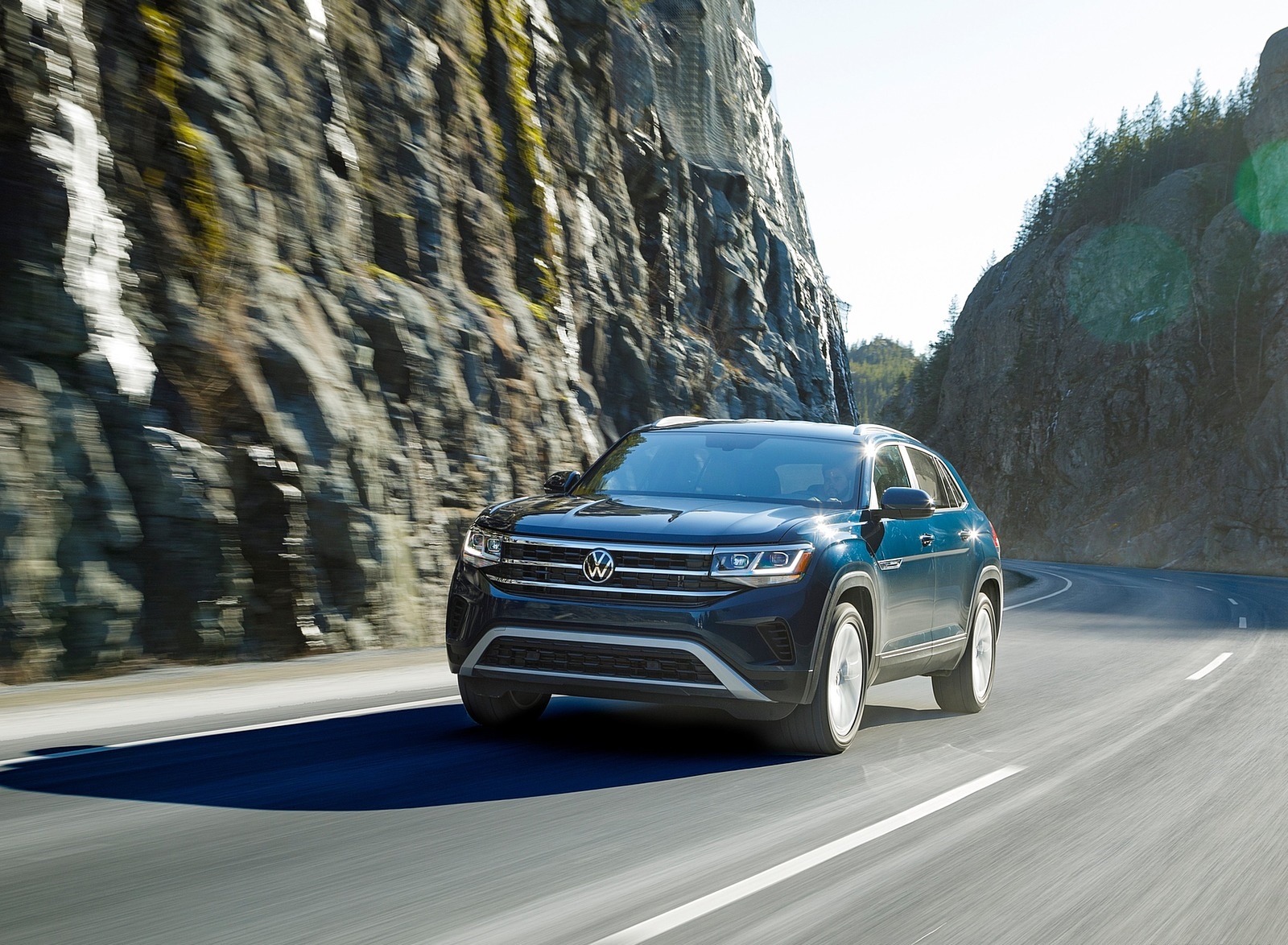 2020 Volkswagen Atlas Cross Sport SE with Technology (Color: Tourmaline Blue) Front Three-Quarter Wallpapers #2 of 24