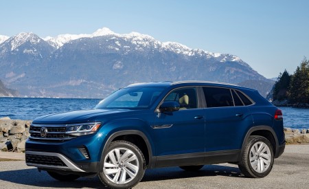 2020 Volkswagen Atlas Cross Sport SE with Technology (Color: Tourmaline Blue) Front Three-Quarter Wallpapers 450x275 (9)