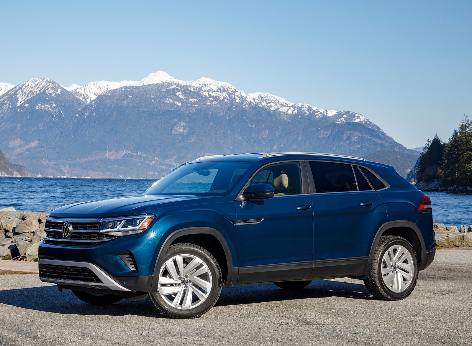 2020 Volkswagen Atlas Cross Sport SE with Technology (Color: Tourmaline Blue) Front Three-Quarter Wallpapers #9 of 24