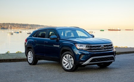 2020 Volkswagen Atlas Cross Sport SE with Technology (Color: Tourmaline Blue) Front Three-Quarter Wallpapers 450x275 (10)