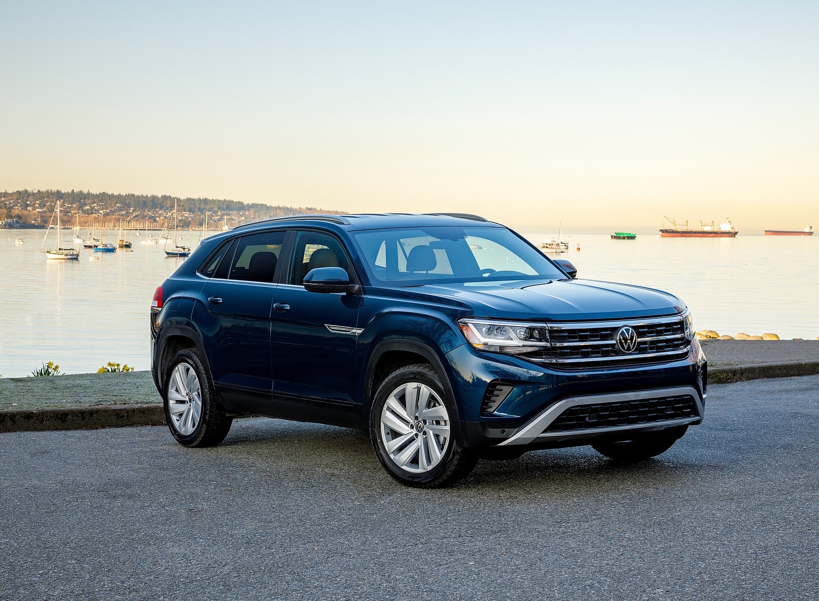 2020 Volkswagen Atlas Cross Sport SE with Technology (Color: Tourmaline Blue) Front Three-Quarter Wallpapers #10 of 24