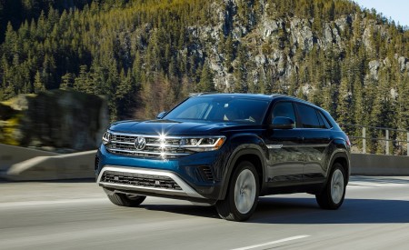 2020 Volkswagen Atlas Cross Sport SE with Technology (Color: Tourmaline Blue) Front Three-Quarter Wallpapers 450x275 (3)
