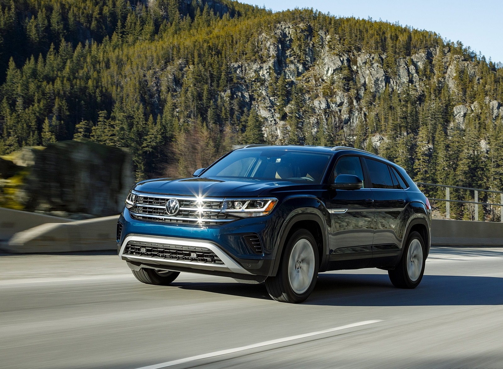 2020 Volkswagen Atlas Cross Sport SE with Technology (Color: Tourmaline Blue) Front Three-Quarter Wallpapers #3 of 24