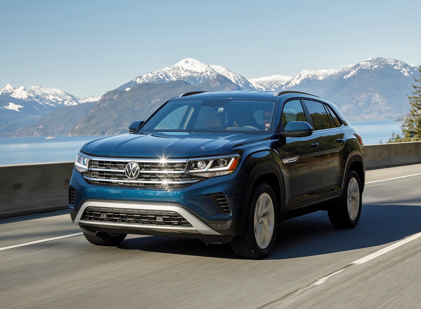 2020 Volkswagen Atlas Cross Sport SE with Technology (Color: Tourmaline Blue) Front Wallpapers #4 of 24