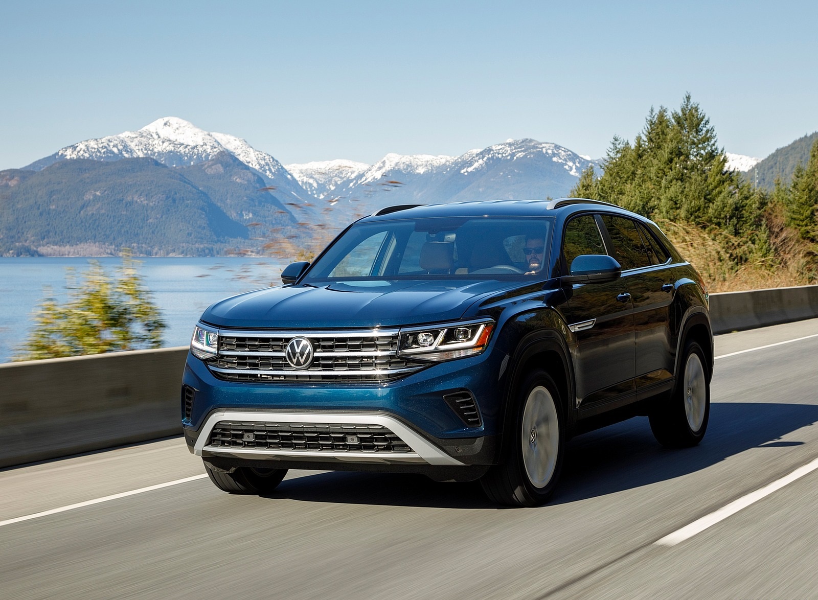 2020 Volkswagen Atlas Cross Sport SE with Technology (Color: Tourmaline Blue) Front Wallpapers #5 of 24