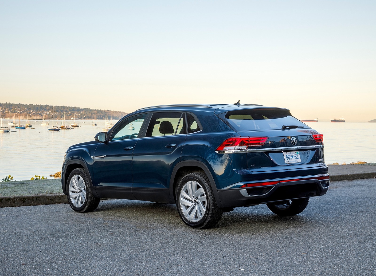 2020 Volkswagen Atlas Cross Sport SE with Technology (Color: Tourmaline Blue) Rear Three-Quarter Wallpapers #11 of 24