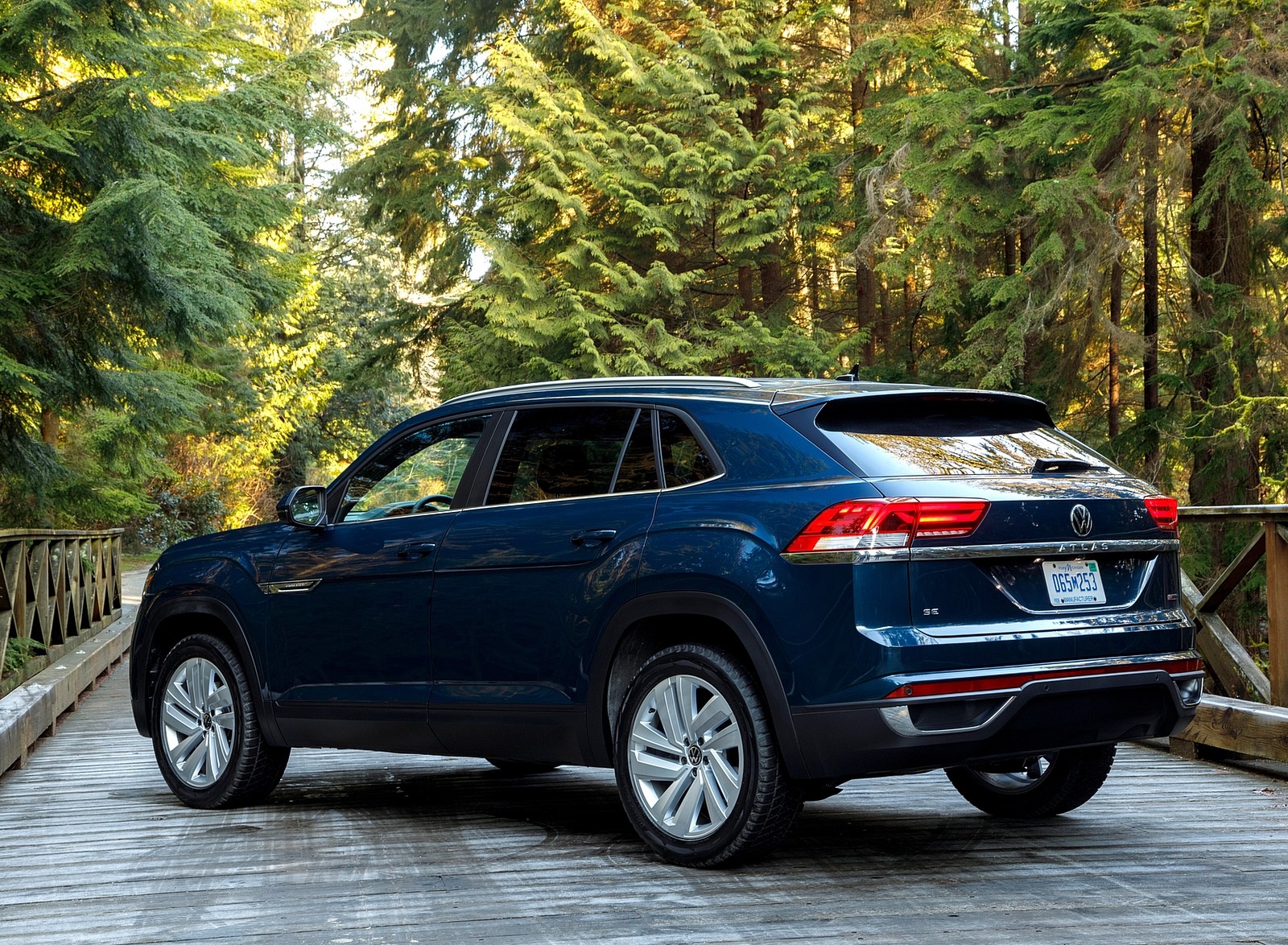 2020 Volkswagen Atlas Cross Sport SE with Technology (Color: Tourmaline Blue) Rear Three-Quarter Wallpapers #12 of 24