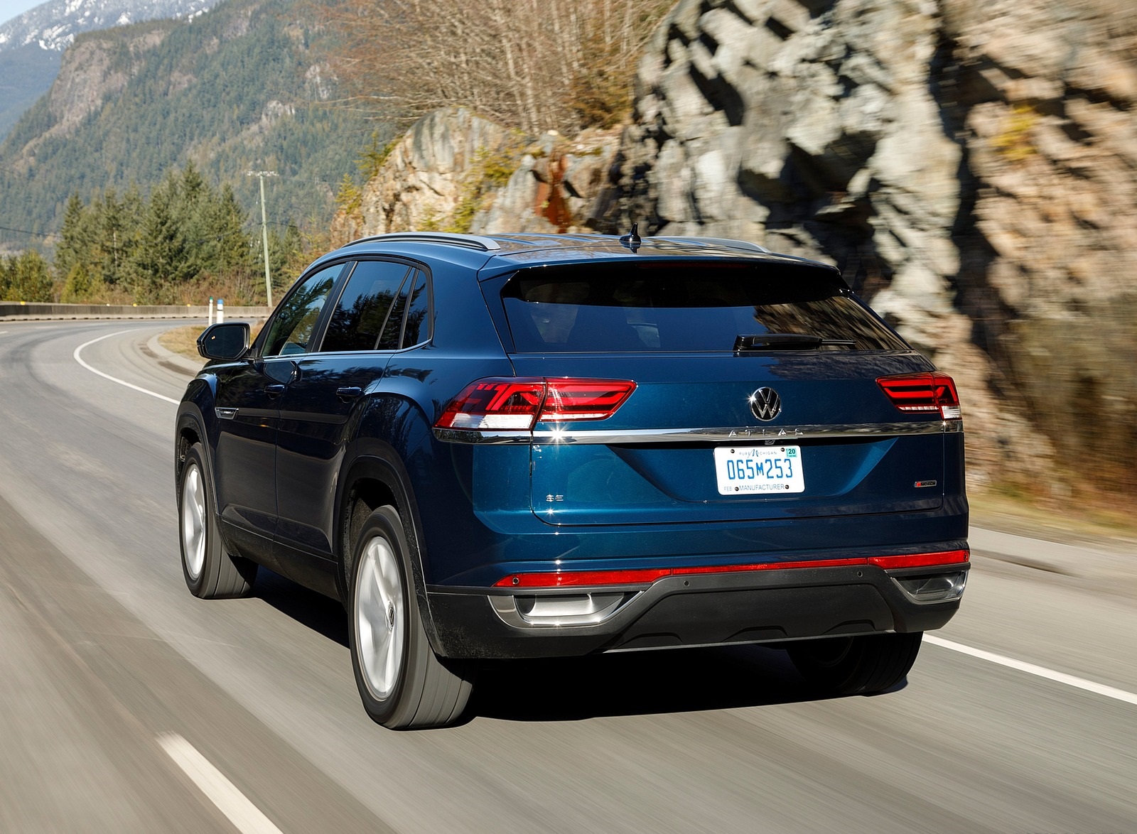 2020 Volkswagen Atlas Cross Sport SE with Technology (Color: Tourmaline Blue) Rear Three-Quarter Wallpapers #6 of 24