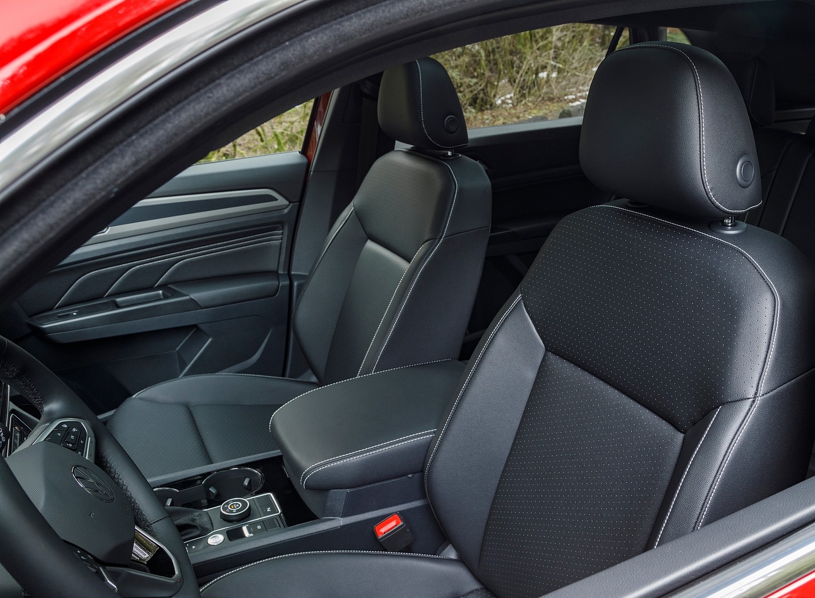 2020 Volkswagen Atlas Cross Sport SEL (Color: Aurora Red) Interior Front Seats Wallpapers #78 of 80
