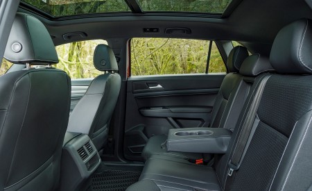2020 Volkswagen Atlas Cross Sport SEL (Color: Aurora Red) Interior Rear Seats Wallpapers 450x275 (77)