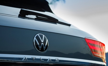 2020 Volkswagen Atlas Cross Sport SEL Premium R Line (Color: Pure Gray) Badge Wallpapers 450x275 (34)