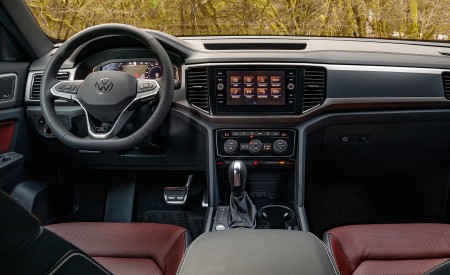 2020 Volkswagen Atlas Cross Sport SEL Premium R Line (Color: Pure Gray) Interior Cockpit Wallpapers 450x275 (39)