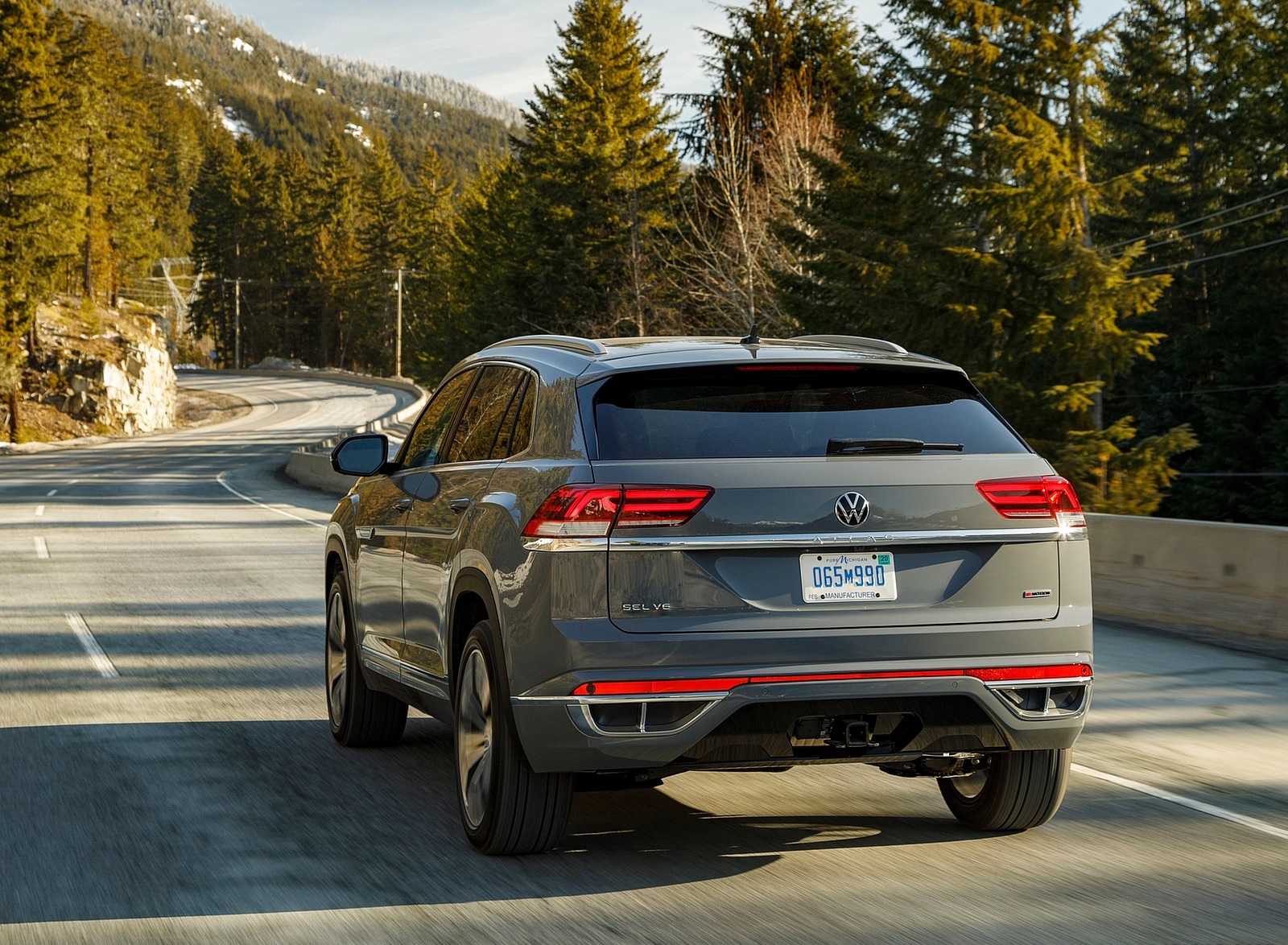 2020 Volkswagen Atlas Cross Sport SEL Premium R Line (Color: Pure Gray) Rear Three-Quarter Wallpapers #13 of 80