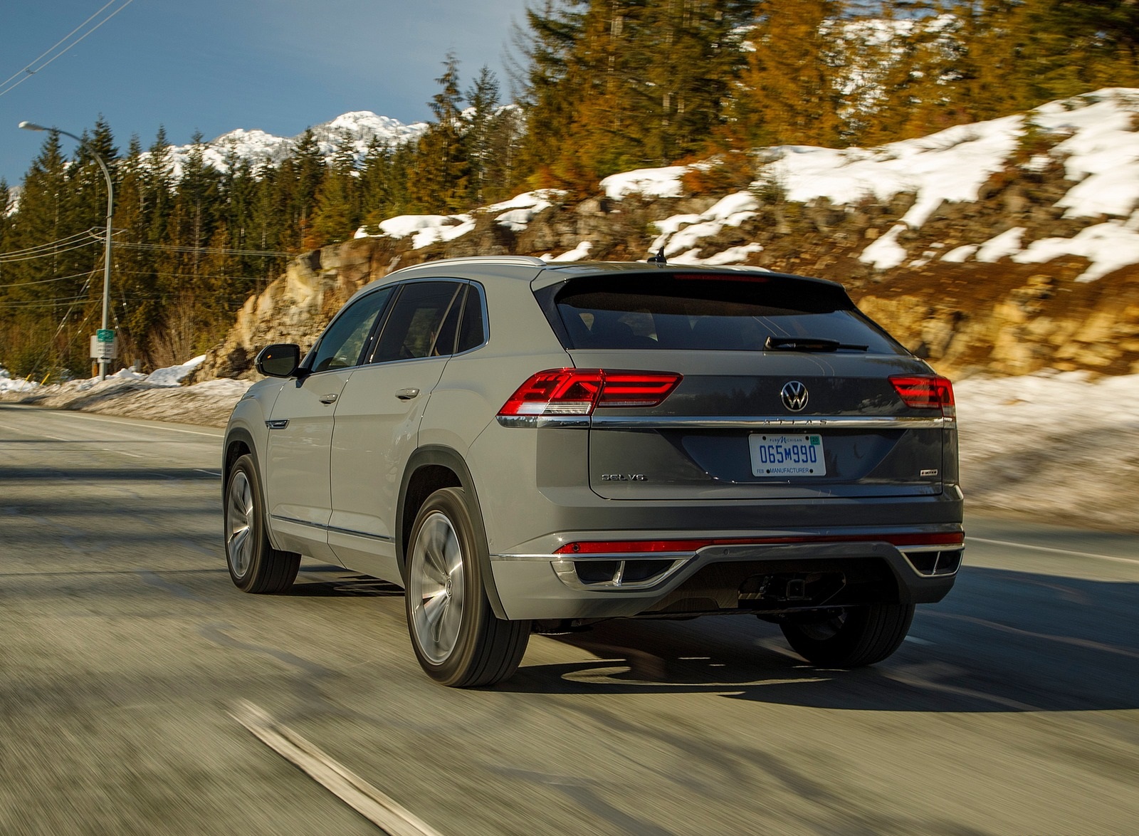 2020 Volkswagen Atlas Cross Sport SEL Premium R Line (Color: Pure Gray) Rear Three-Quarter Wallpapers #14 of 80