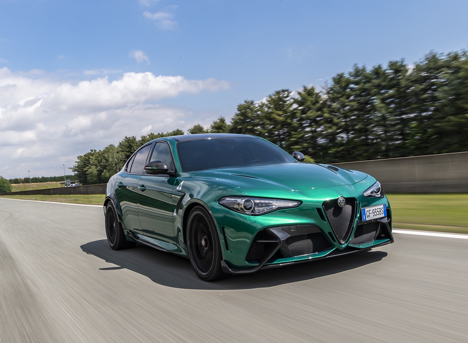 2021 Alfa Romeo Giulia GTA (Color: Montreal Green) Front Three-Quarter Wallpapers (1)