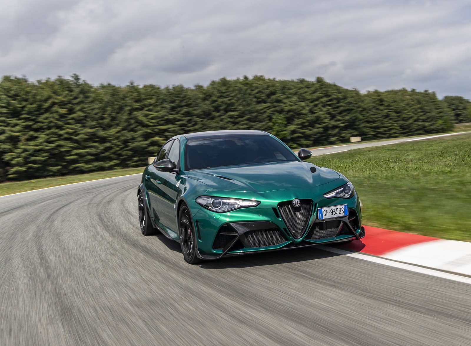 2021 Alfa Romeo Giulia GTA (Color: Montreal Green) Front Three-Quarter Wallpapers #4 of 78